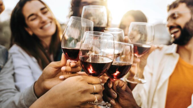 Young,People,Toasting,Red,Wine,Glasses,At,Farm,House,Vineyard